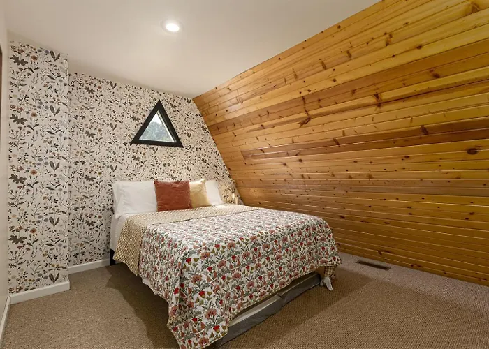 Scenic 2br A-frame W Hot Tub & Views Holiday home *