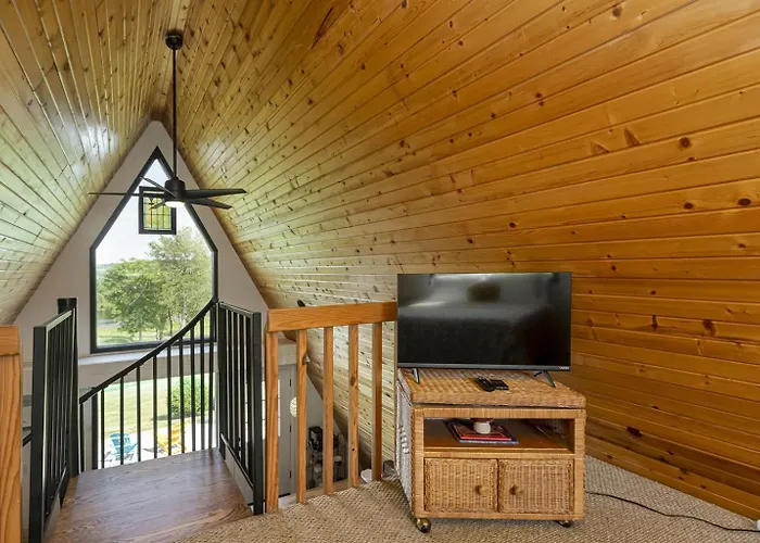 Scenic 2br A-frame W Hot Tub & Views Holiday home
